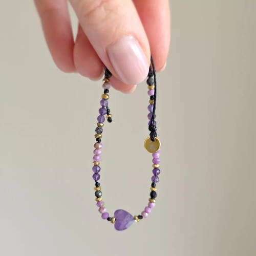 FULLNESS034 webp Bransoletka ametyst, fosfosyderyt, czaroit i hematyt na czarnym sznurku Fullness of spirit Magneska biżuteria 5.webp