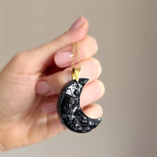NAW1113 webp Naszyjnik czarny turmalin księżyc na łańcuszku złota stal chirurgiczna Sparkles black Magneska biżuteria 3.webp