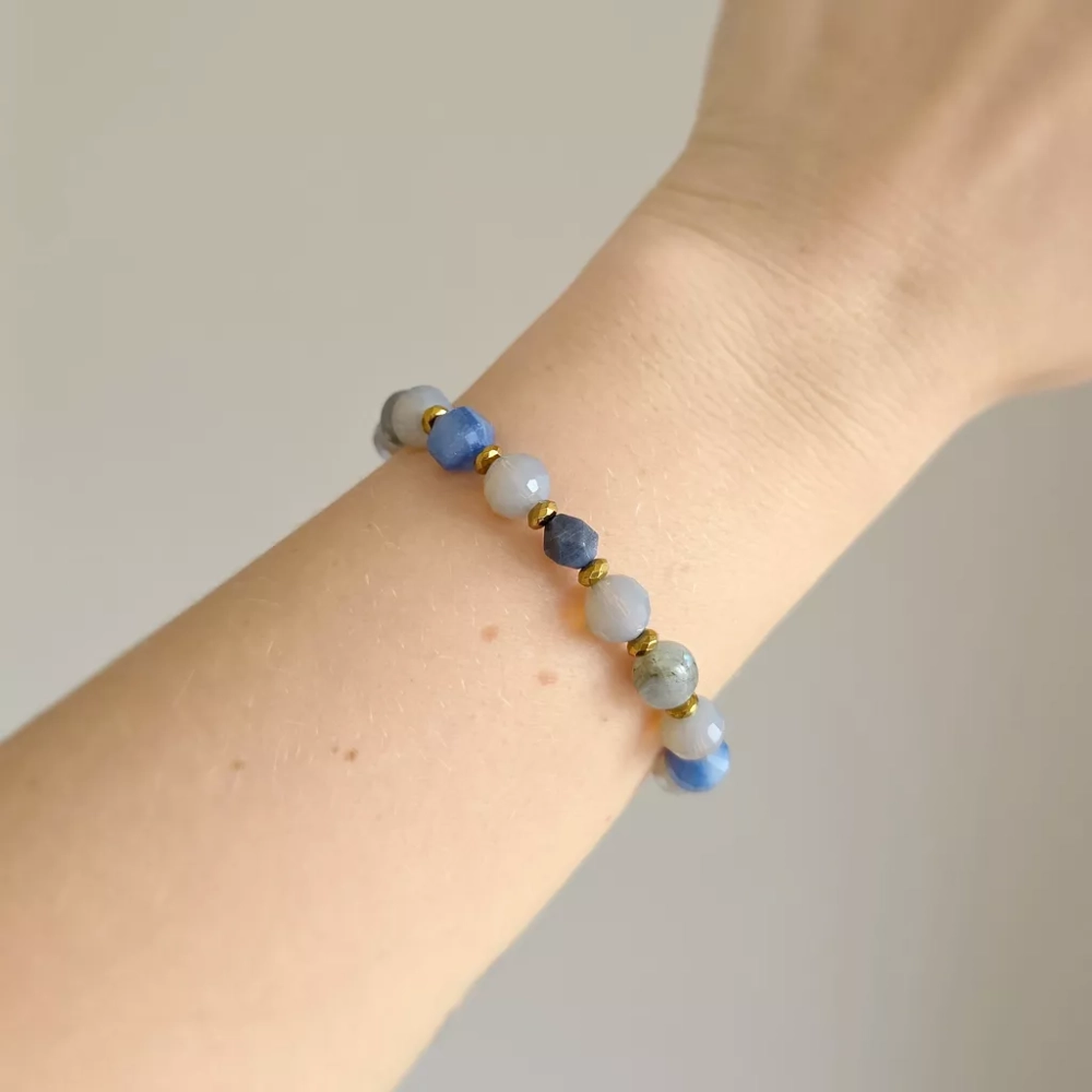 KAM866 webp Bransoletka awenturyn niebieski, labradoryt, sodalit, hematyt i szklane kryształki Magneska biżuteria 5.webp