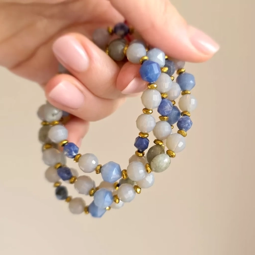 KAM866 webp Bransoletka awenturyn niebieski, labradoryt, sodalit, hematyt i szklane kryształki Magneska biżuteria 2.webp