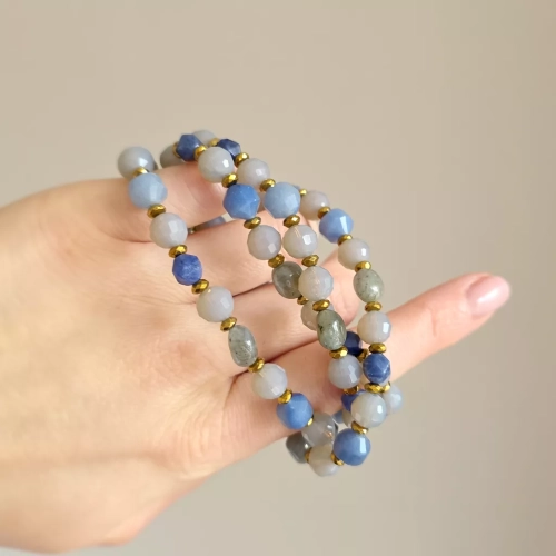 KAM866 webp Bransoletka awenturyn niebieski, labradoryt, sodalit, hematyt i szklane kryształki Magneska biżuteria 3.webp