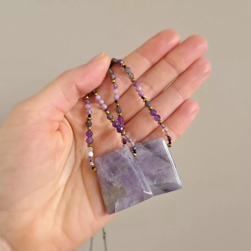 NAW1116 webp Naszyjnik regulowany unikat ametyst, agat, kwarc dymny, iolit i hematyt na czarnym sznurku Magneska biżuteria Zielona Góra 3.webp