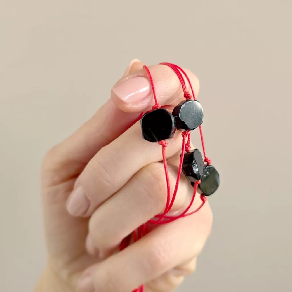 WishYou142 webp WishYouLuck czarny turmalin polerowana płytka bransoletka szczęścia na czerwonym sznurku Magneska biżuteria Zielona Góra 2.webp