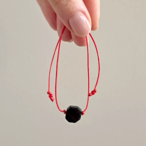 WishYou142 webp WishYouLuck czarny turmalin polerowana płytka bransoletka szczęścia na czerwonym sznurku Magneska biżuteria Zielona Góra 3.webp