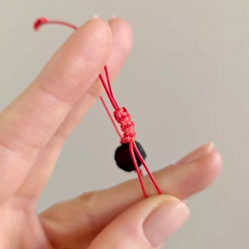 WishYou142 webp WishYouLuck czarny turmalin polerowana płytka bransoletka szczęścia na czerwonym sznurku Magneska biżuteria Zielona Góra 4.webp