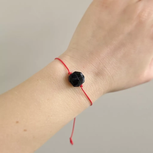 WishYou142 webp WishYouLuck czarny turmalin polerowana płytka bransoletka szczęścia na czerwonym sznurku Magneska biżuteria Zielona Góra 5.webp