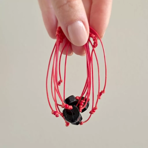 WishYou142 webp WishYouLuck czarny turmalin polerowana płytka bransoletka szczęścia na czerwonym sznurku Magneska biżuteria Zielona Góra.webp