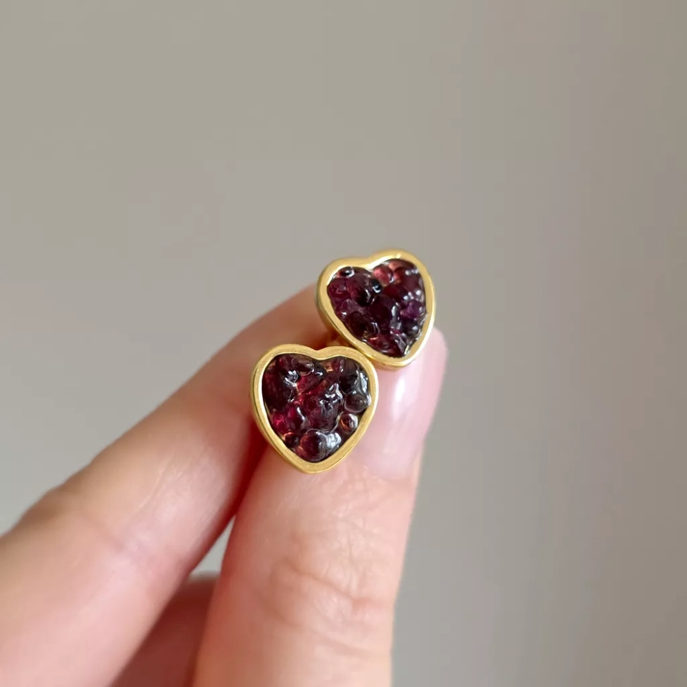 KST798 webp Kolczyki sztyfty granat w żywicy serca szeroki rant złota stal chirurgiczna Sparkles garnet Magneska biżuteria Zielona Góra 2.webp