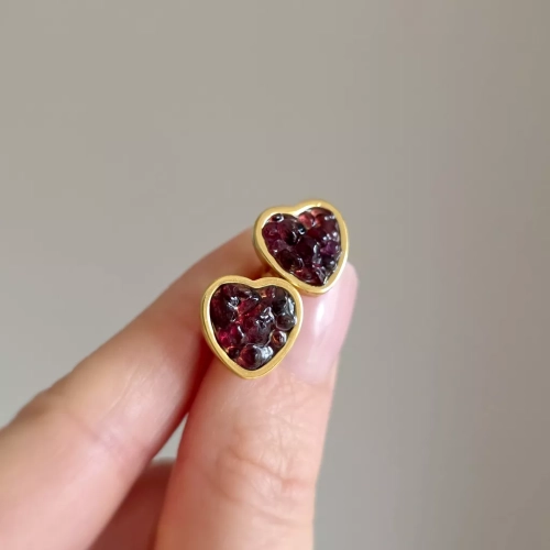 KST798 webp Kolczyki sztyfty granat w żywicy serca szeroki rant złota stal chirurgiczna Sparkles garnet Magneska biżuteria Zielona Góra 2.webp
