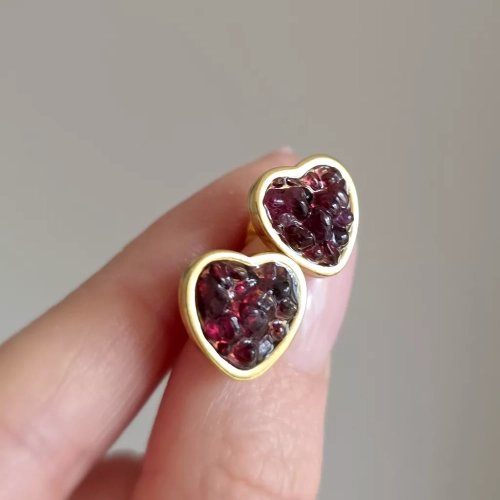 KST798 webp Kolczyki sztyfty granat w żywicy serca szeroki rant złota stal chirurgiczna Sparkles garnet Magneska biżuteria Zielona Góra 3.webp