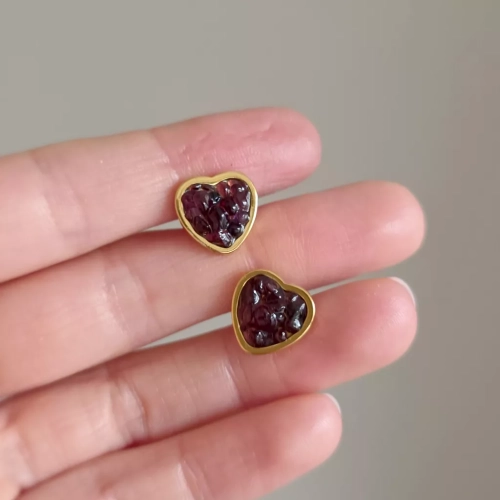 KST798 webp Kolczyki sztyfty granat w żywicy serca szeroki rant złota stal chirurgiczna Sparkles garnet Magneska biżuteria Zielona Góra 4.webp