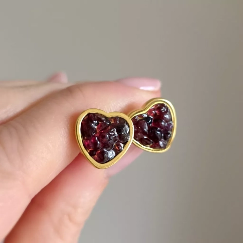 KST798 webp Kolczyki sztyfty granat w żywicy serca szeroki rant złota stal chirurgiczna Sparkles garnet Magneska biżuteria Zielona Góra.webp