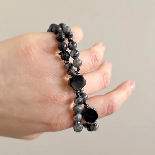 MES329 webp Pebbles męska bransoletka czarny turmalin, larvikit, lawa wulkaniczna i hematyt Magneska biżuteria z kamieni naturalnych Zielona Góra 2.webp