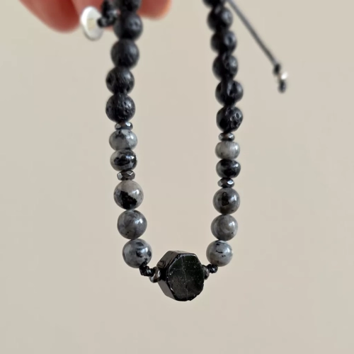 MES329 webp Pebbles męska bransoletka czarny turmalin, larvikit, lawa wulkaniczna i hematyt Magneska biżuteria z kamieni naturalnych Zielona Góra 4.webp