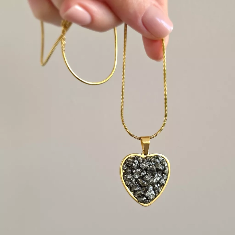 NAW1117 webp Naszyjnik piryt w żywicy złote serce stal chirurgiczna Sparkles pyrite Magneska biżuteria Zielona Góra 2.webp