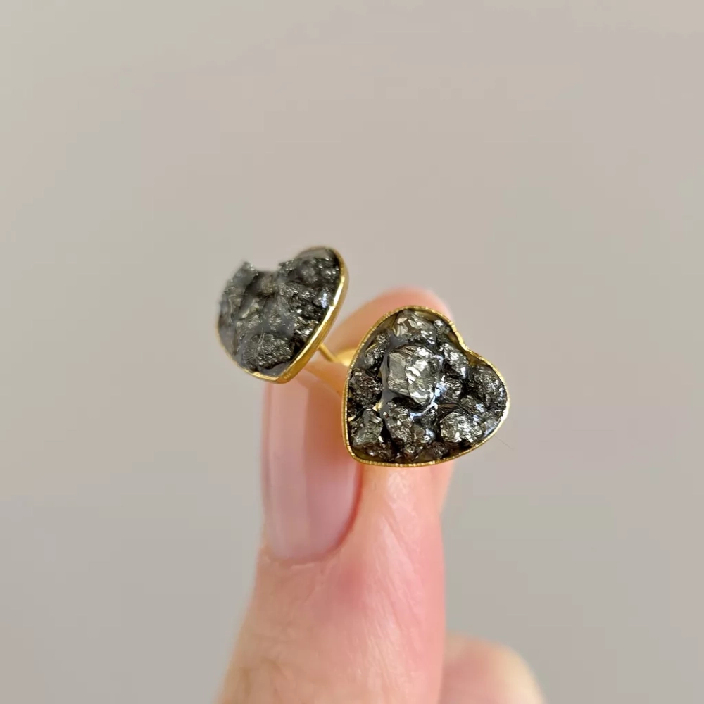 KST799 webp Kolczyki sztyfty serduszka piryt w żywicy złota stal chirurgiczna Sparkles pyrite Magneska biżuteria 2.webp