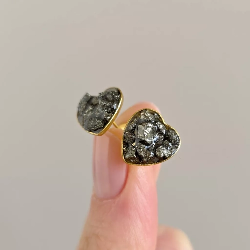 KST799 webp Kolczyki sztyfty serduszka piryt w żywicy złota stal chirurgiczna Sparkles pyrite Magneska biżuteria 2.webp