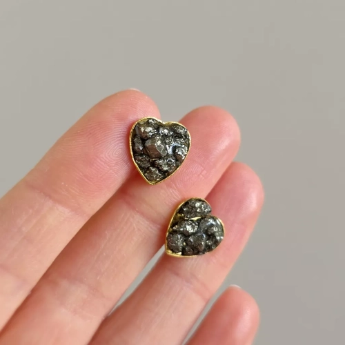 KST799 webp Kolczyki sztyfty serduszka piryt w żywicy złota stal chirurgiczna Sparkles pyrite Magneska biżuteria 3.webp
