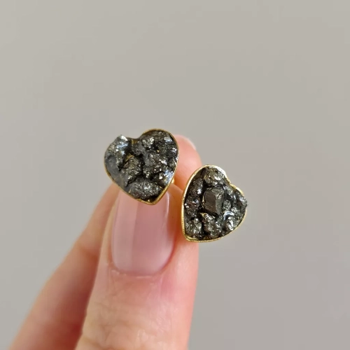 KST799 webp Kolczyki sztyfty serduszka piryt w żywicy złota stal chirurgiczna Sparkles pyrite Magneska biżuteria.webp