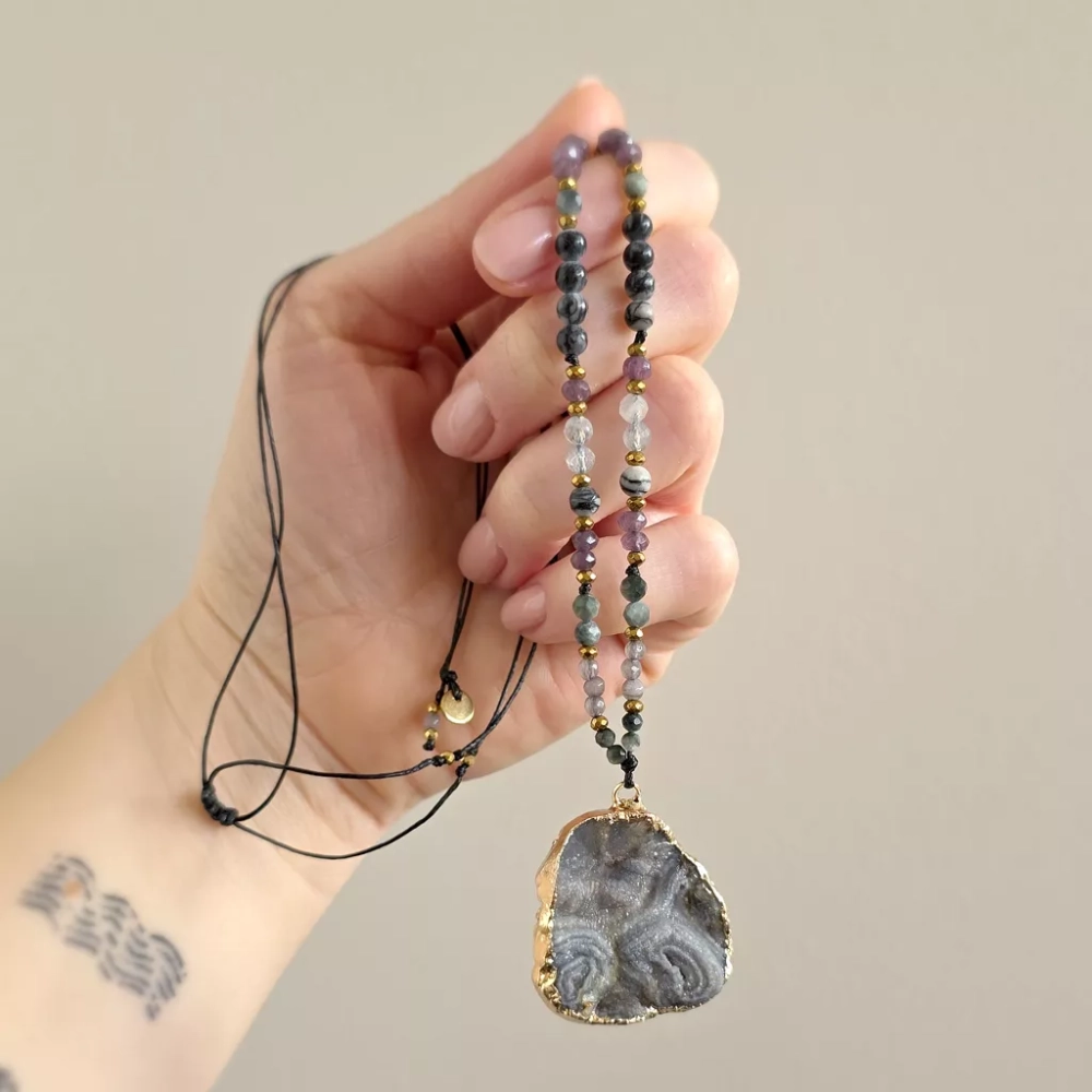 NAW1121 webp Naszyjnik regulowany unikat agat druza, jadeit, orle oko, jaspis żyłkowy, labradoryt, kwarc dymny i hematyt na czarnym sznurku Magneska 2.webp