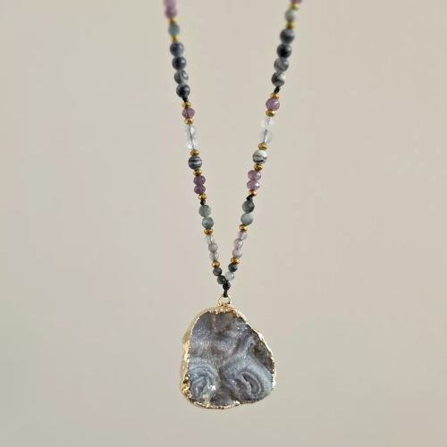 NAW1121 webp Naszyjnik regulowany unikat agat druza, jadeit, orle oko, jaspis żyłkowy, labradoryt, kwarc dymny i hematyt na czarnym sznurku Magneska 5.webp