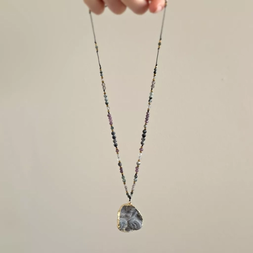 NAW1121 webp Naszyjnik regulowany unikat agat druza, jadeit, orle oko, jaspis żyłkowy, labradoryt, kwarc dymny i hematyt na czarnym sznurku Magneska 6.webp