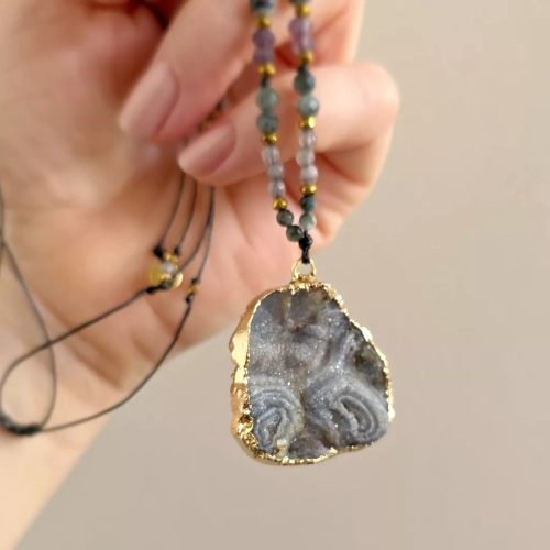 NAW1121 webp Naszyjnik regulowany unikat agat druza, jadeit, orle oko, jaspis żyłkowy, labradoryt, kwarc dymny i hematyt na czarnym sznurku Magneska.webp