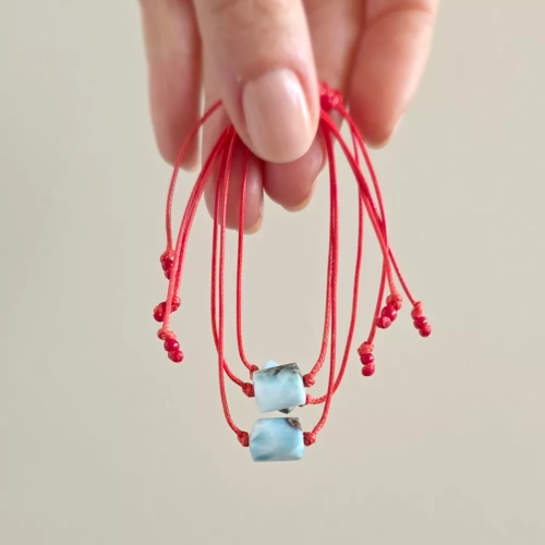 WishYou143 webp WishYouLuck larimar baryłka bransoletka szczęścia na czerwonym sznurku Magneska biżuteria.webp