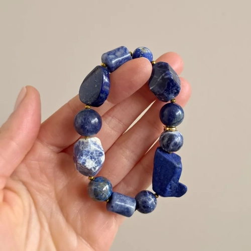 KAM867 webp Bohemian bransoletka unikat lapis lazuli, sodalit i hematyt Magneska biżuteria 4.webp