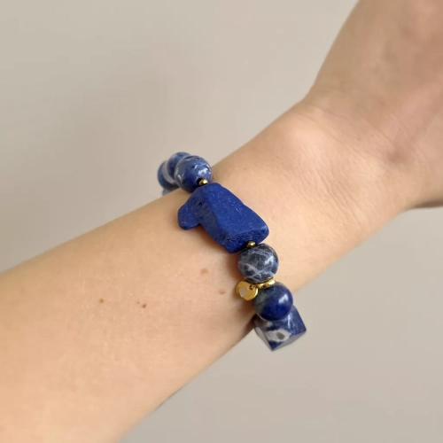 KAM867 webp Bohemian bransoletka unikat lapis lazuli, sodalit i hematyt Magneska biżuteria 5.webp