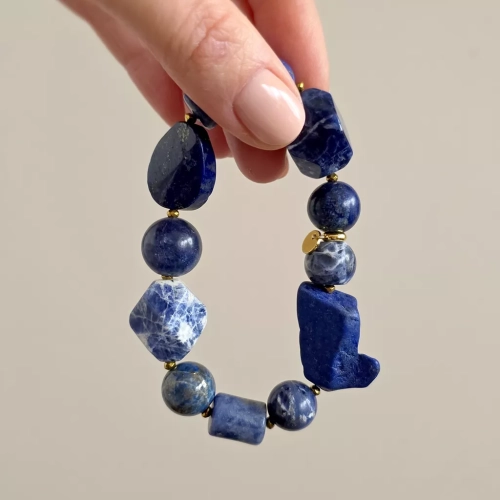 KAM867 webp Bohemian bransoletka unikat lapis lazuli, sodalit i hematyt Magneska biżuteria.webp