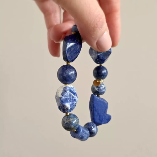 KAM867 webp Bohemian bransoletka unikat lapis lazuli, sodalit i hematyt Magneska biżuteria 2.webp