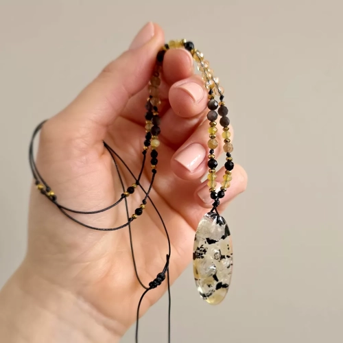 NAW1122 webp Naszyjnik unikat regulowany cytryn, czarny turmalin, apatyt żółty, agat żółty, obsydian złoty i hematyt na czarnym sznurku Magneska biżuteria zielona góra 6.webp
