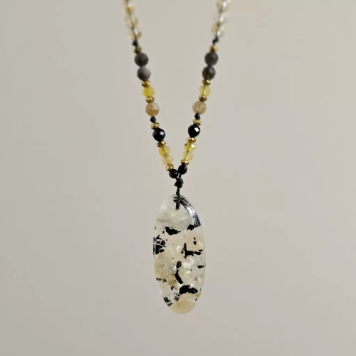 NAW1122 webp Naszyjnik unikat regulowany cytryn, czarny turmalin, apatyt żółty, agat żółty, obsydian złoty i hematyt na czarnym sznurku Magneska biżuteria zielona góra 2.webp