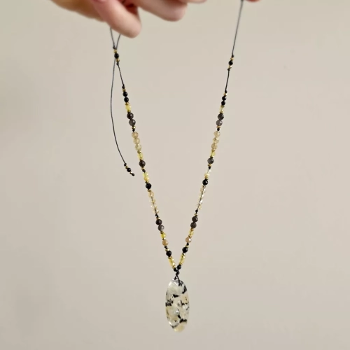 NAW1122 webp Naszyjnik unikat regulowany cytryn, czarny turmalin, apatyt żółty, agat żółty, obsydian złoty i hematyt na czarnym sznurku Magneska biżuteria zielona góra 3.webp