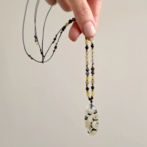 NAW1122 webp Naszyjnik unikat regulowany cytryn, czarny turmalin, apatyt żółty, agat żółty, obsydian złoty i hematyt na czarnym sznurku Magneska biżuteria zielona góra 4.webp