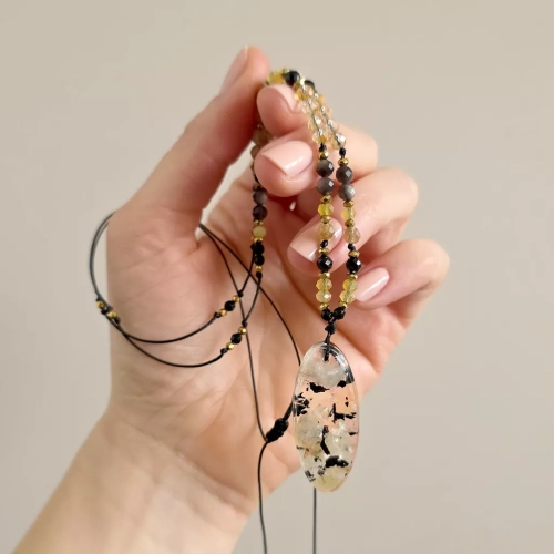 NAW1122 webp Naszyjnik unikat regulowany cytryn, czarny turmalin, apatyt żółty, agat żółty, obsydian złoty i hematyt na czarnym sznurku Magneska biżuteria zielona góra 5.webp