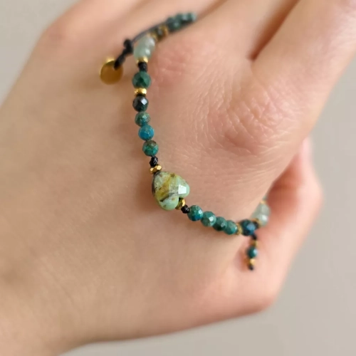 FULLNESS037 webp Bransoletka turkus afrykański, chryzokola, awenturyn i hematyt na czarnym sznurku Fullness of gentle flow 6.webp