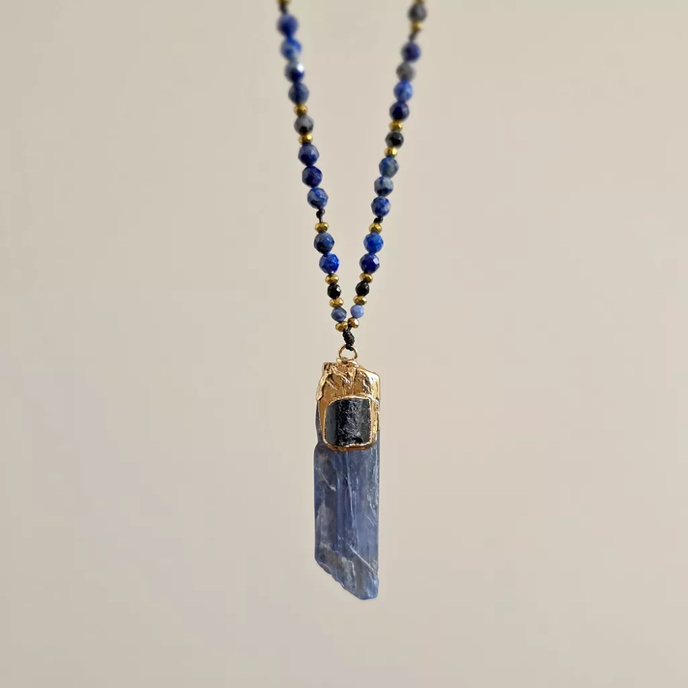 NAW1123 webp Naszyjnik unikat regulowany kyanit, czarny turmalin, sodalit, lapis lazuli, obsydian śniezny i hematyt na czarnym sznurku Magneska biżuteria zielona góra.webp