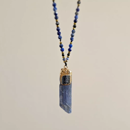 NAW1123 webp Naszyjnik unikat regulowany kyanit, czarny turmalin, sodalit, lapis lazuli, obsydian śniezny i hematyt na czarnym sznurku Magneska biżuteria zielona góra.webp