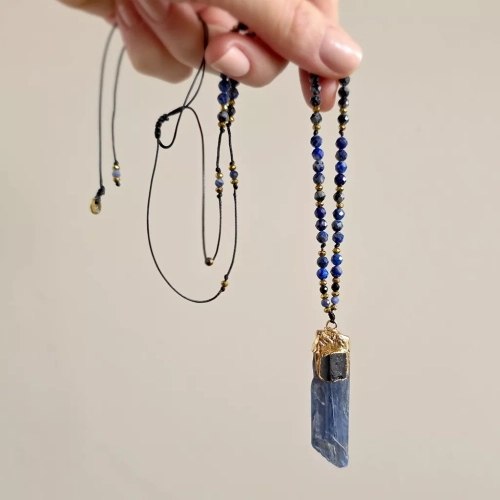 NAW1123 webp Naszyjnik unikat regulowany kyanit, czarny turmalin, sodalit, lapis lazuli, obsydian śniezny i hematyt na czarnym sznurku Magneska biżuteria zielona góra 2.webp