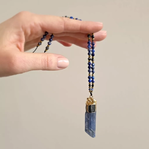 NAW1123 webp Naszyjnik unikat regulowany kyanit, czarny turmalin, sodalit, lapis lazuli, obsydian śniezny i hematyt na czarnym sznurku Magneska biżuteria zielona góra 4.webp