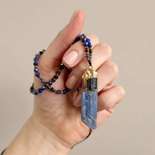 NAW1123 webp Naszyjnik unikat regulowany kyanit, czarny turmalin, sodalit, lapis lazuli, obsydian śniezny i hematyt na czarnym sznurku Magneska biżuteria zielona góra 5.webp