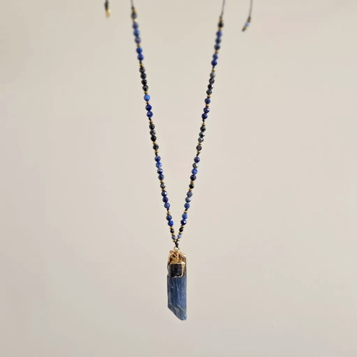 NAW1123 webp Naszyjnik unikat regulowany kyanit, czarny turmalin, sodalit, lapis lazuli, obsydian śniezny i hematyt na czarnym sznurku Magneska biżuteria zielona góra 6.webp