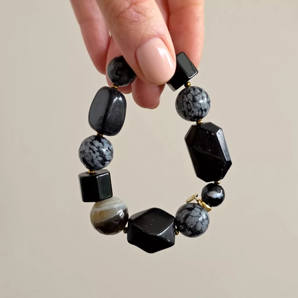 KAM868 webp Bohemian bransoletka unikat czarny turmalin, onyks, czarny agat pasiasty, obsydian śnieżny i hematyt Magneska biżuteria Zielona Góra.webp