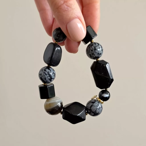 KAM868 webp Bohemian bransoletka unikat czarny turmalin, onyks, czarny agat pasiasty, obsydian śnieżny i hematyt Magneska biżuteria Zielona Góra.webp