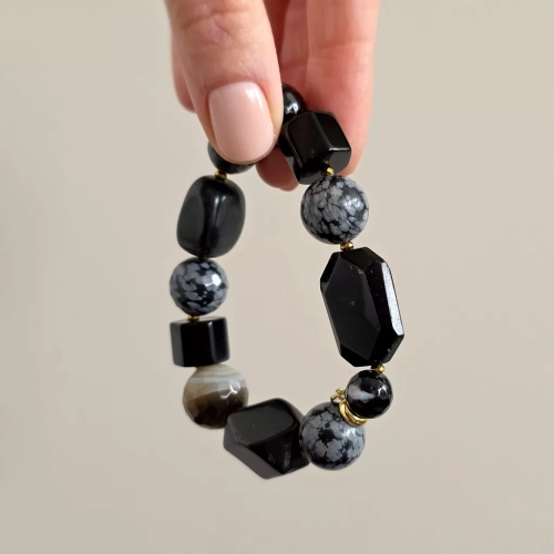 KAM868 webp Bohemian bransoletka unikat czarny turmalin, onyks, czarny agat pasiasty, obsydian śnieżny i hematyt Magneska biżuteria Zielona Góra 2.webp