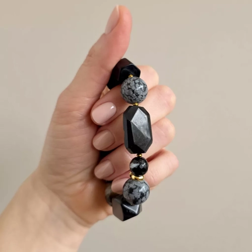 KAM868 webp Bohemian bransoletka unikat czarny turmalin, onyks, czarny agat pasiasty, obsydian śnieżny i hematyt Magneska biżuteria Zielona Góra 3.webp