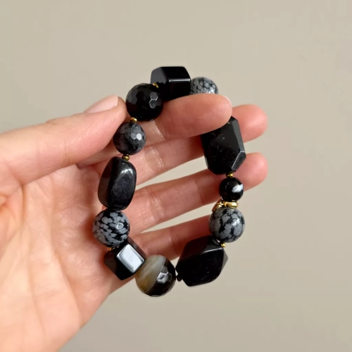 KAM868 webp Bohemian bransoletka unikat czarny turmalin, onyks, czarny agat pasiasty, obsydian śnieżny i hematyt Magneska biżuteria Zielona Góra 4.webp