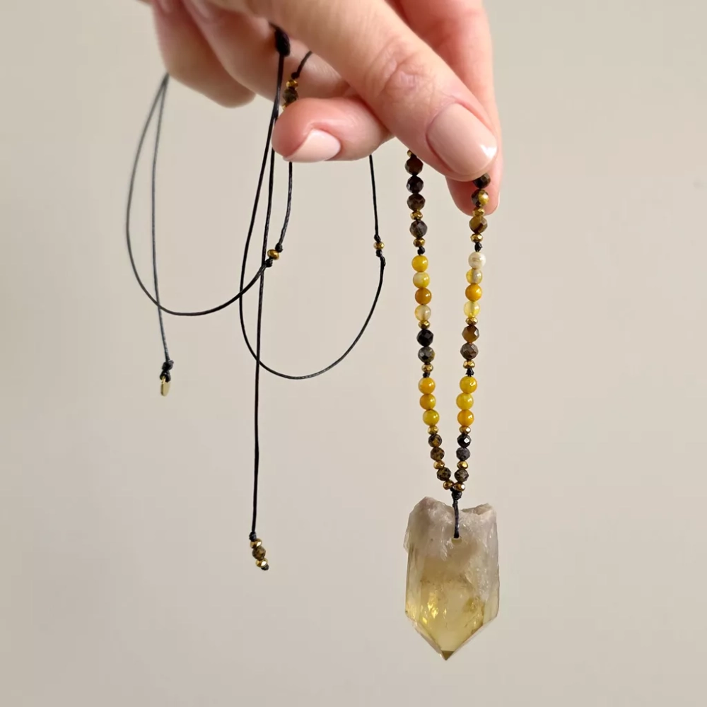 NAW1125 webp Naszyjnik unikat regulowany cytryn, oolit żelazisty, agat żółty, tygrysie oko i hematyt na czarnym sznurku Magneska biżuteria 3.webp